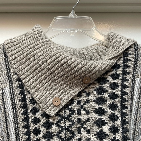 Yaira Pullover Poncho Sweater Cape Size O/S - Picture 4 of 8